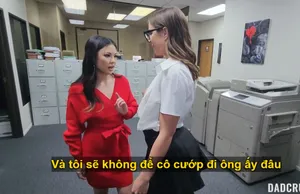 Hai con chó cái này thực sự rất háo sắc. Họ lộ mặt và để cho đứa em trai nhỏ của mình chửi rủa họ bằng đủ mọi lời lẽ tục tĩu.