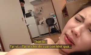 Chia sẻ một vài bộ sưu tập sex với bạn bè, môi lớn của người phụ nữ trẻ đầu tiên giữ chặt dương vật