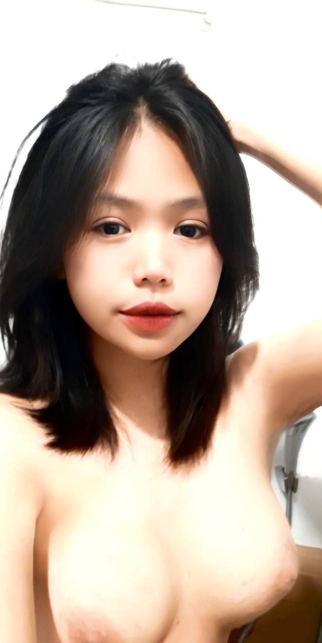 Trung tâm mua sắm theo chân cô gái trẻ không mặc đồ lót và chụp lén cái mông to trắng nõn và cái B nhỏ sạch sẽ và hơi rậm lông của cô ấy
